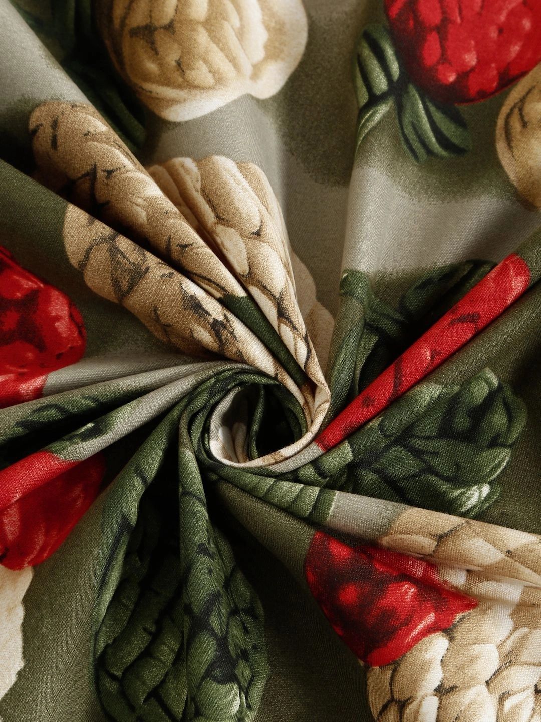 Moda Rapido X KLOTTHE Green & Red Floral 300 TC King Bedsheet with 2 Pillow Covers
