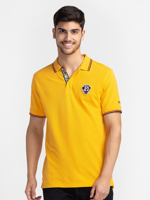 Menjadi t-shirt kolar polo manusia