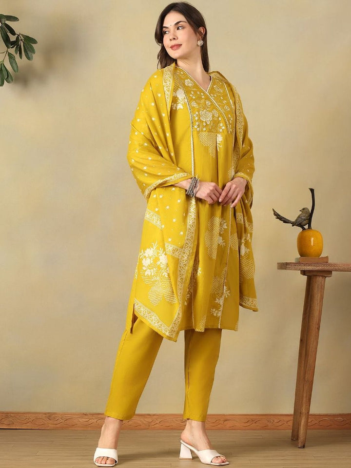 Mamicha Women Floral Printed Regular Thread Work Pure Cotton Kurta with Trousers & With Dupatta