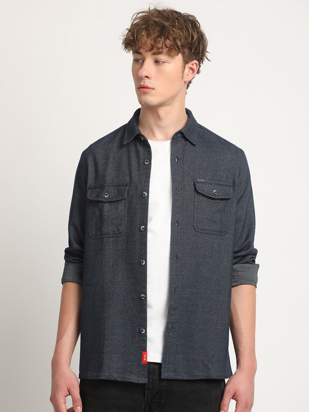 THE BEAR HOUSE Slim Fit Spread Collar Chest Pocket Chambray Pure Cotton Casual Shirt