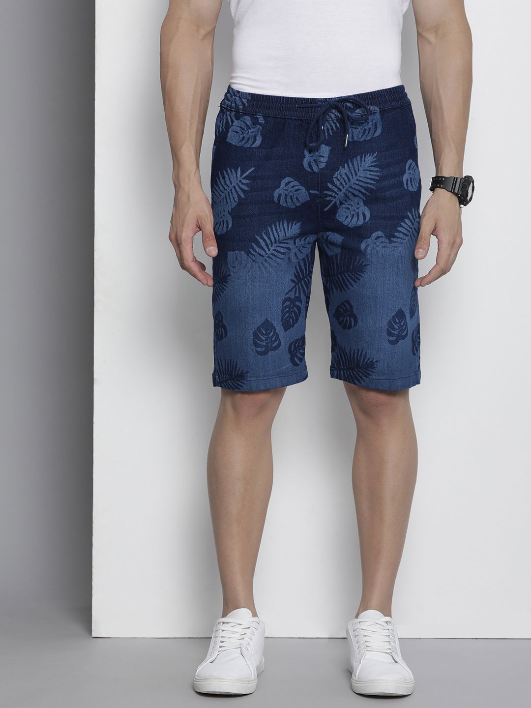 The Indian Garage Co Men Floral Printed Denim Shorts