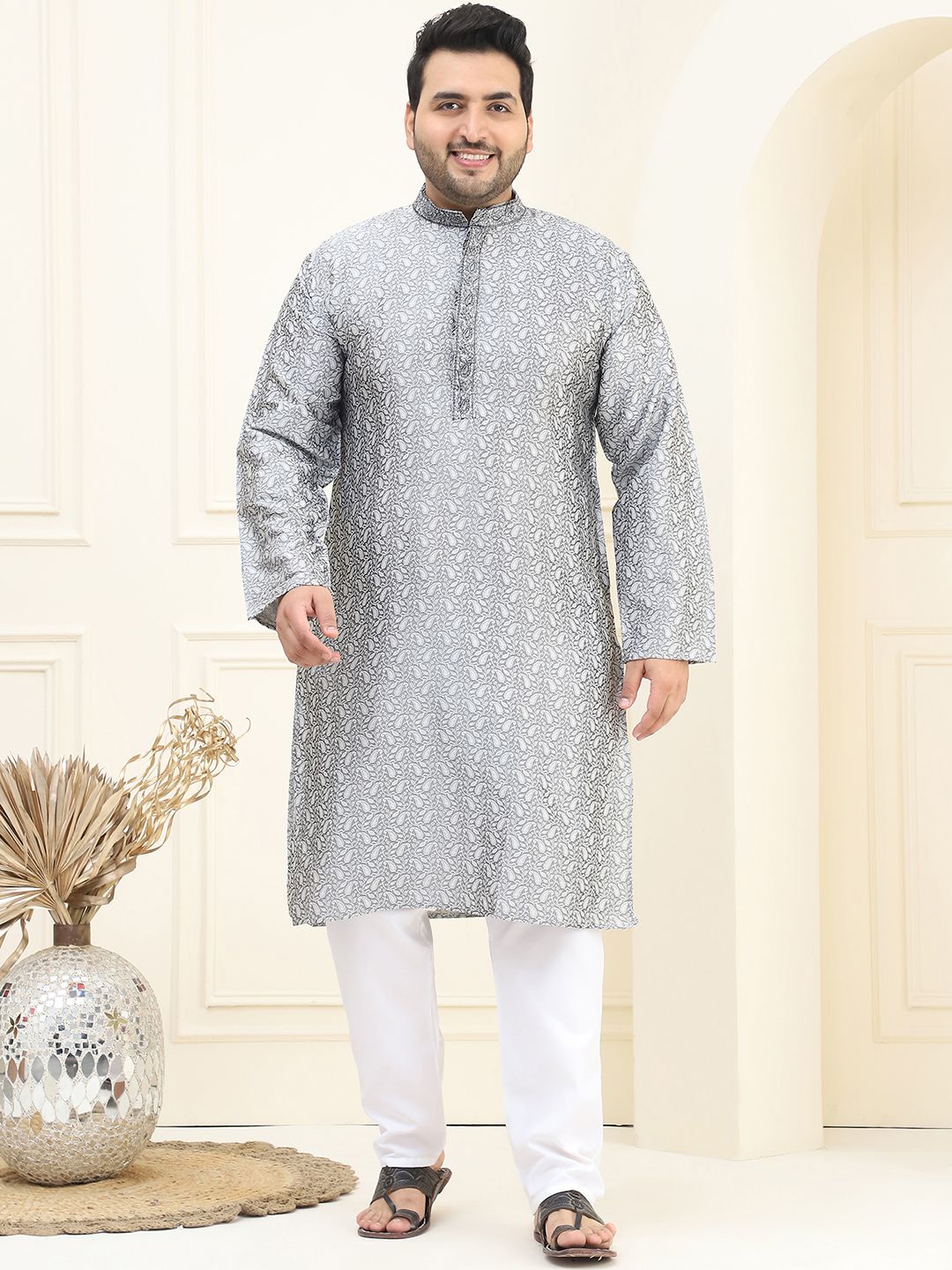 SOJANYA PLUS Men Grey & Off White Ethnic Motifs Embroidered Thread Work Kurta