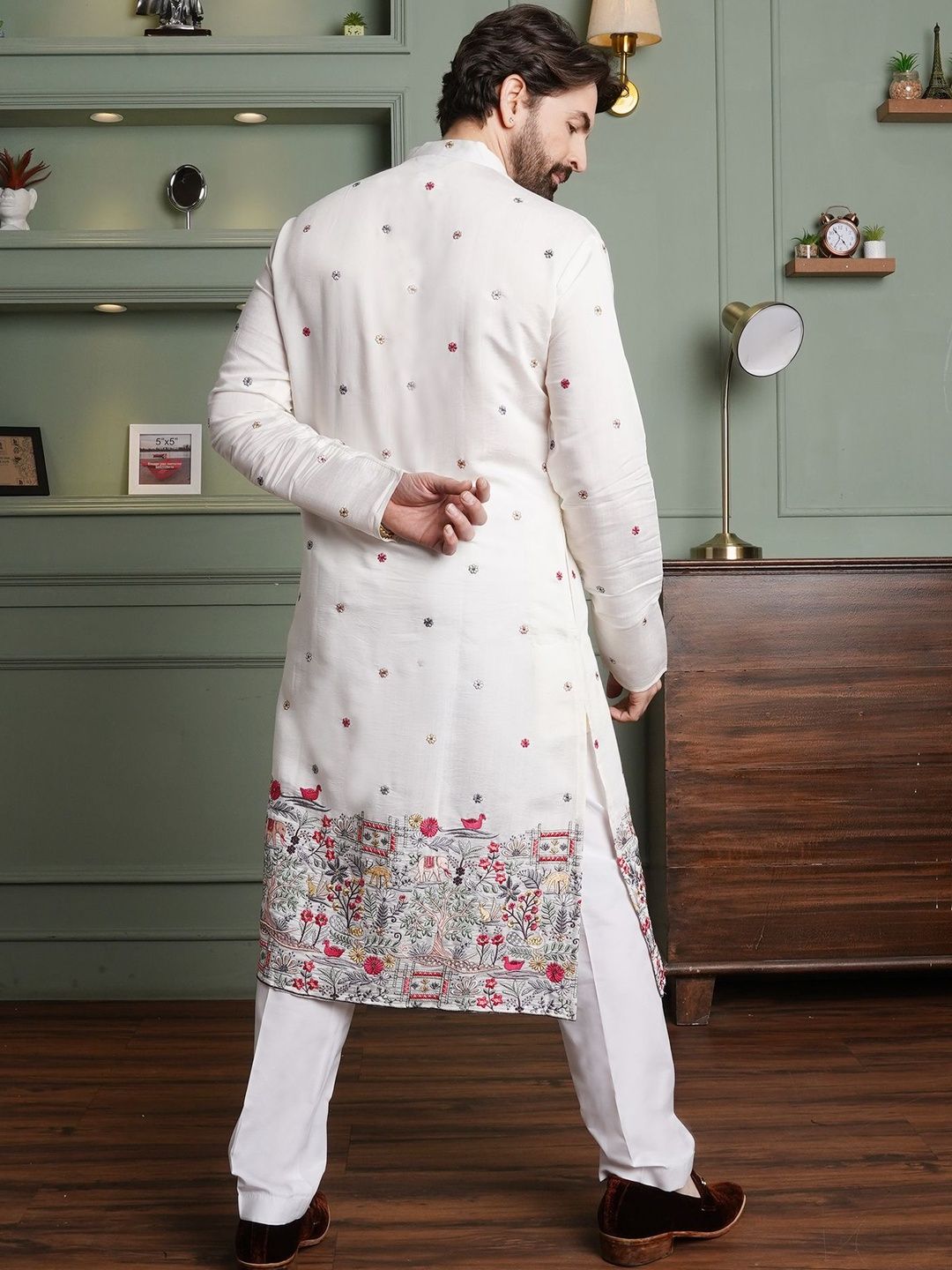 SOJANYA Men Embroidered Thread Work Kurta
