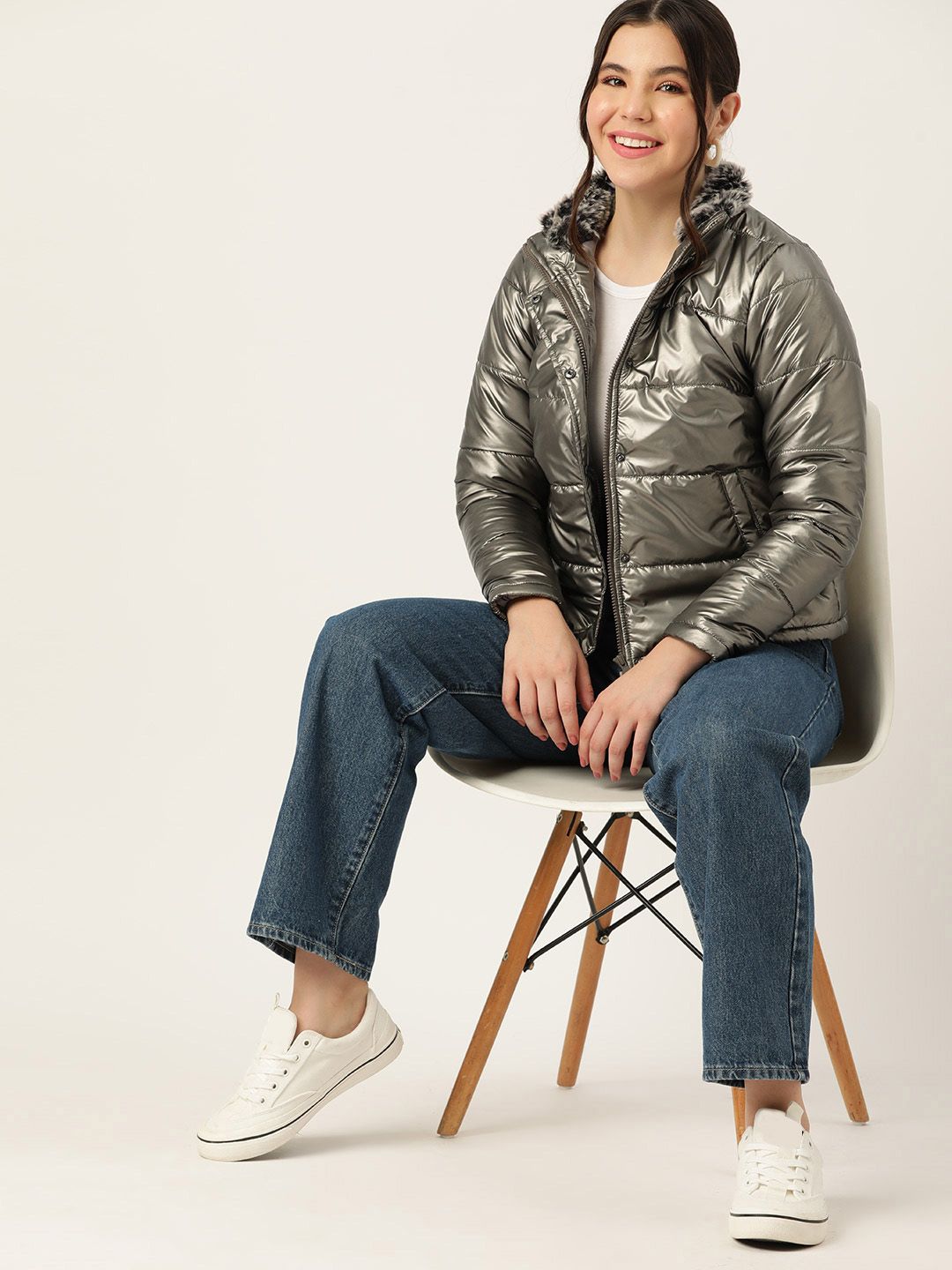 Jaket Puffer Mock Collar Dressberry dengan perincian bulu palsu
