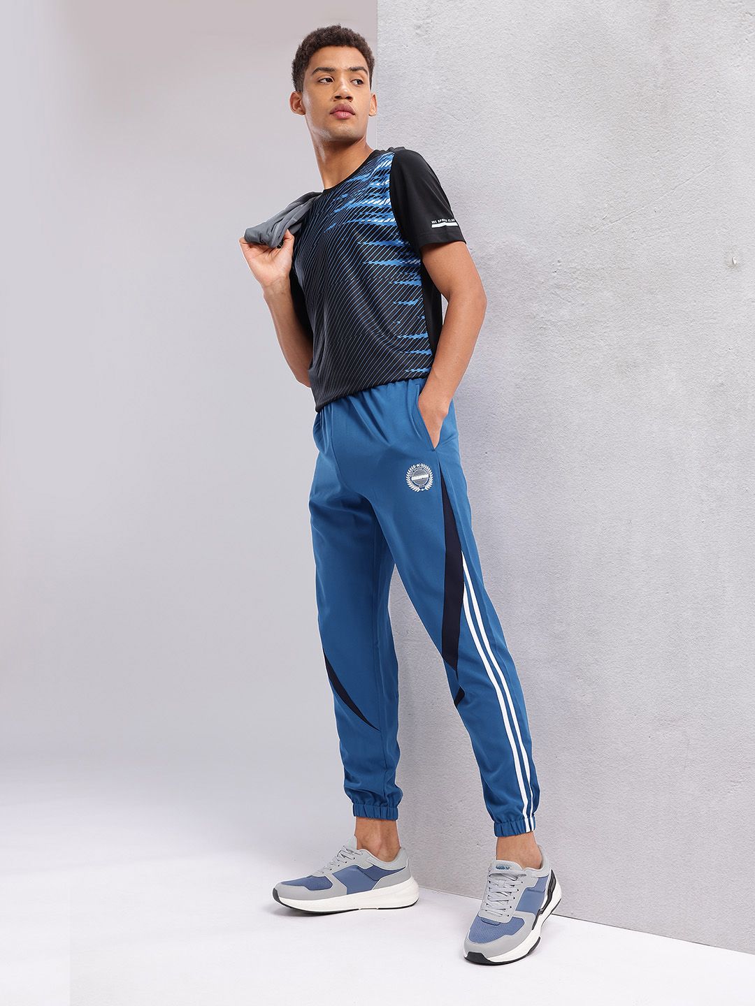 HRX by Hrithik Roshan Men Lifestyle Mid-Rise Side Striped Joggers