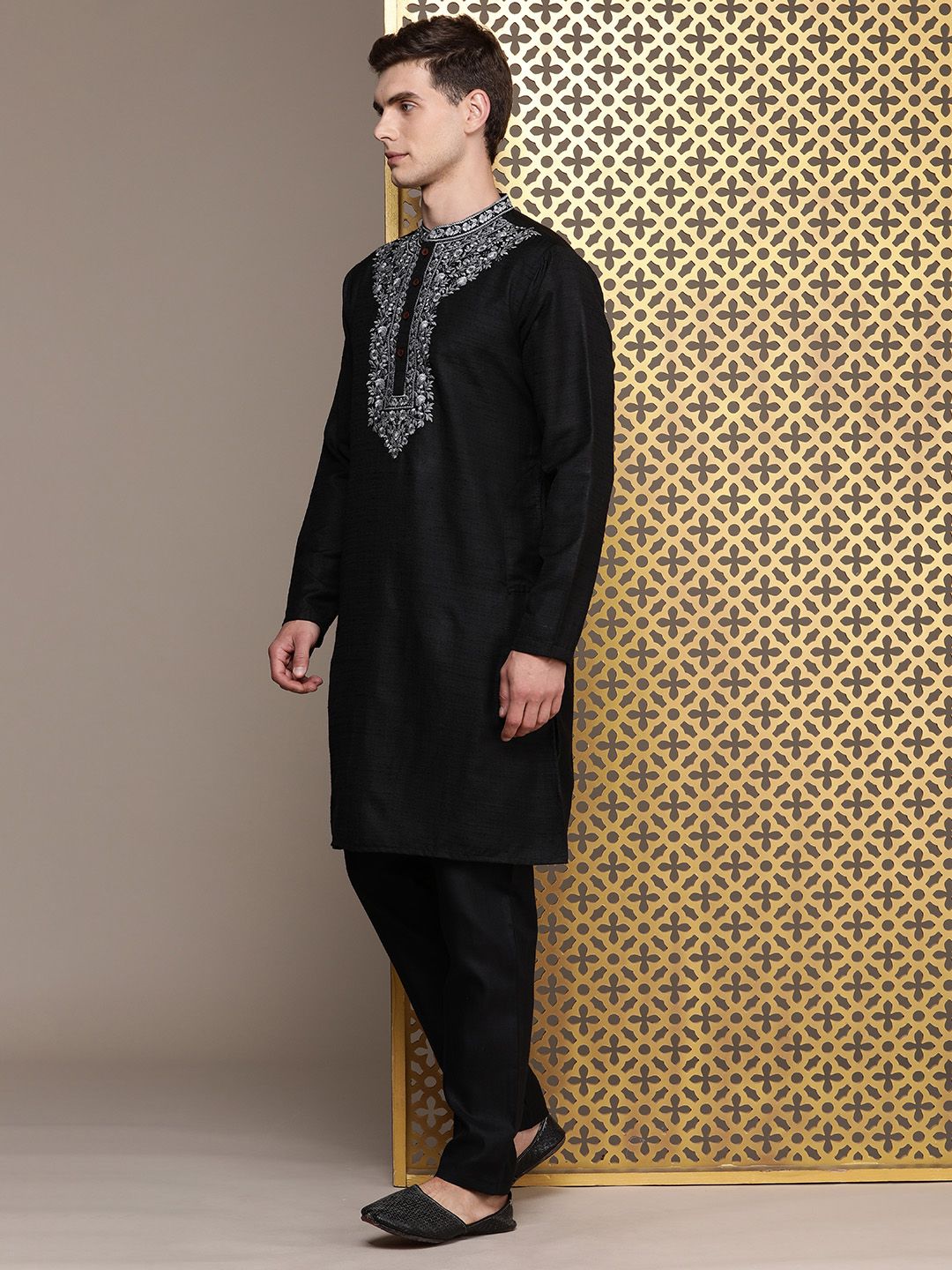 House of Pataudi Men Jashn Floral Embroidered Thread Work Kurta With Trousers