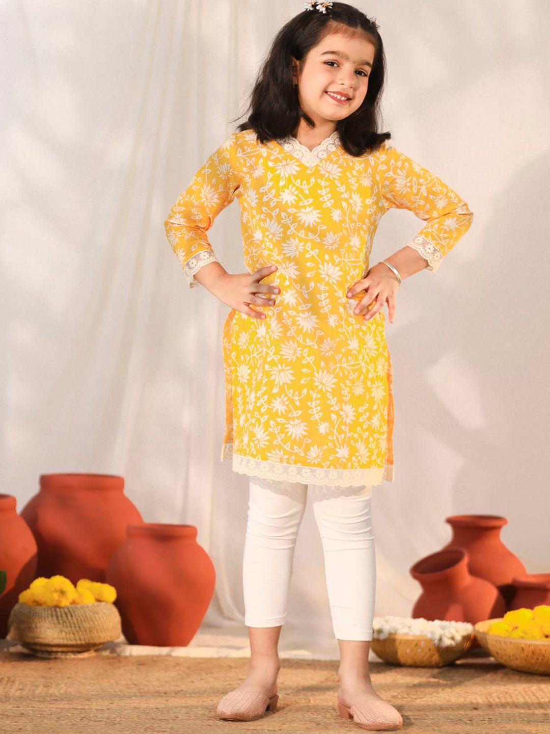 VASTRAMAY Girls Floral Printed Gotta Patti Cotton Straight Kurta