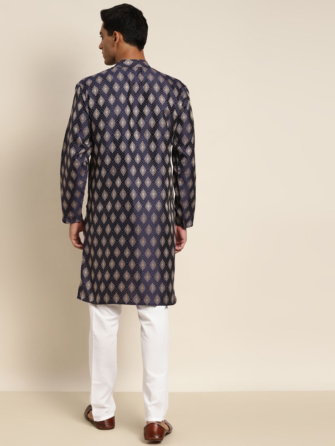 SOJANYA Men Black & Gold-Toned Ethnic Motifs Jacquard Kurta