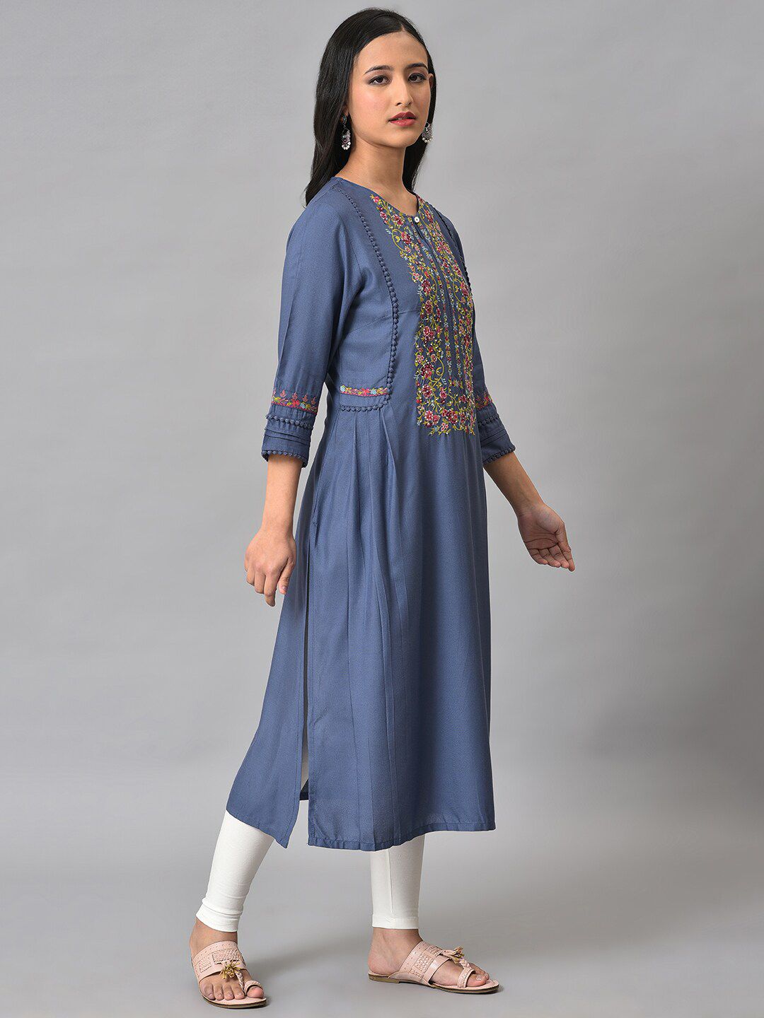 W Women Floral Yoke Design Keyhole Neck Thread Work Kurta