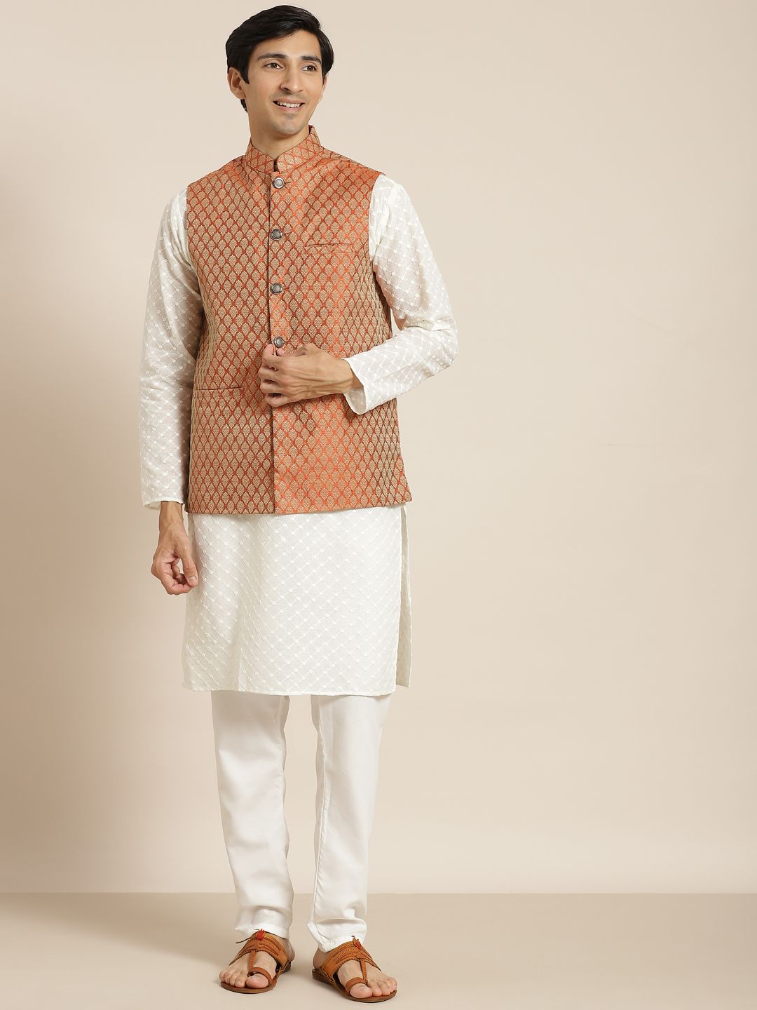 SOJANYA Lelaki Kurta Kapas Tulen Chikankari Berwarna Krim dengan Jaket Churidar & Nehru