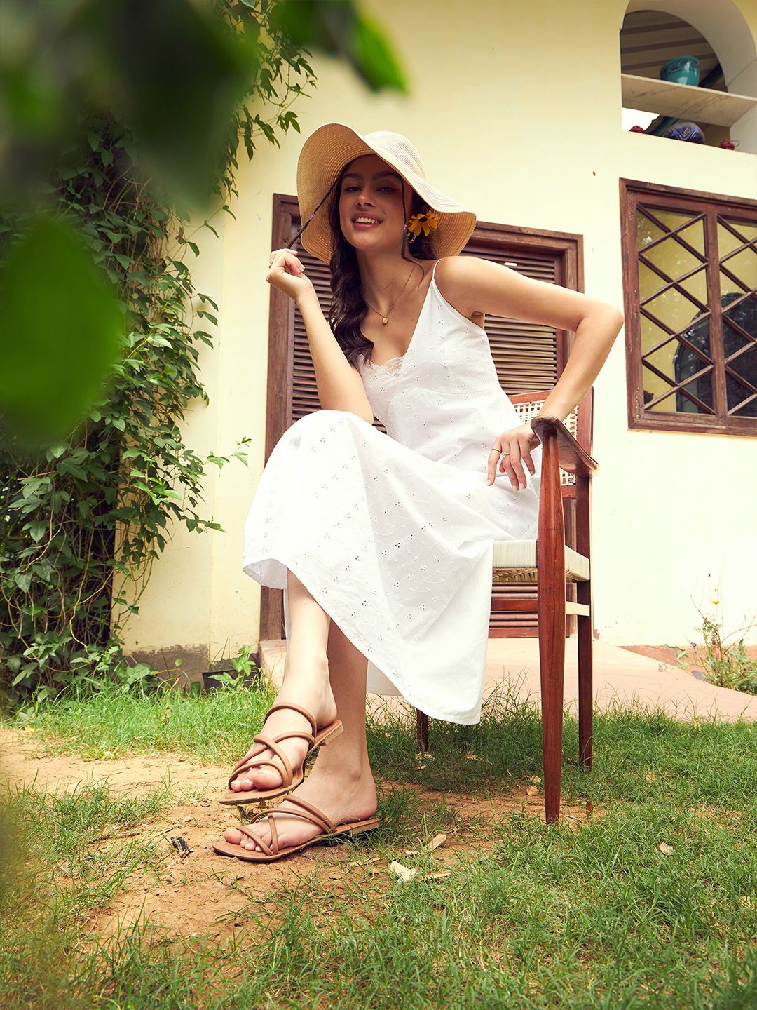 Sassafras Reka Bentuk Diri Putih Schiffli Pure Cotton A-Line Midi Dress