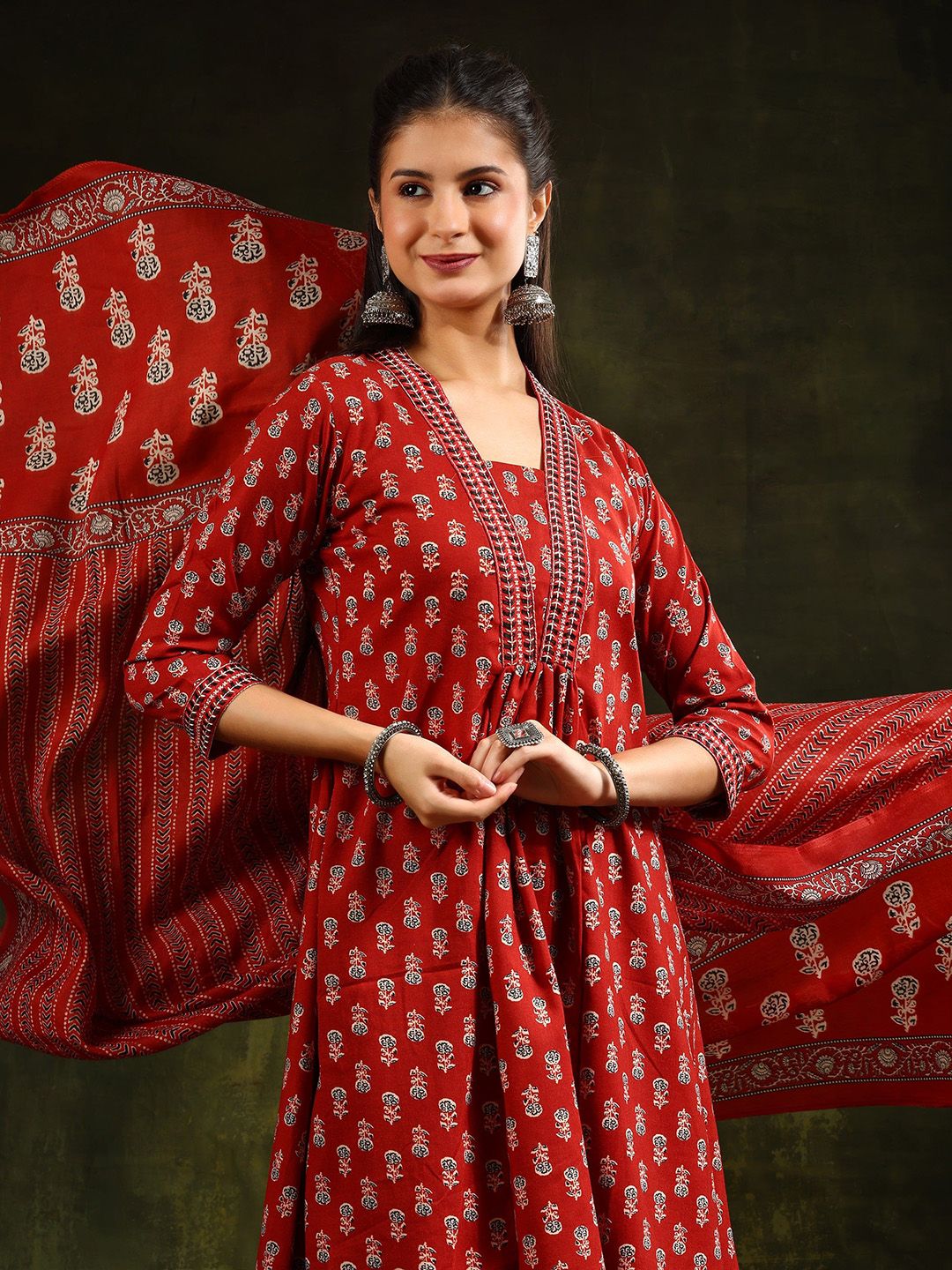 Kalini Floral Printed V-Neck A-line kurta dengan seluar dan dupatta