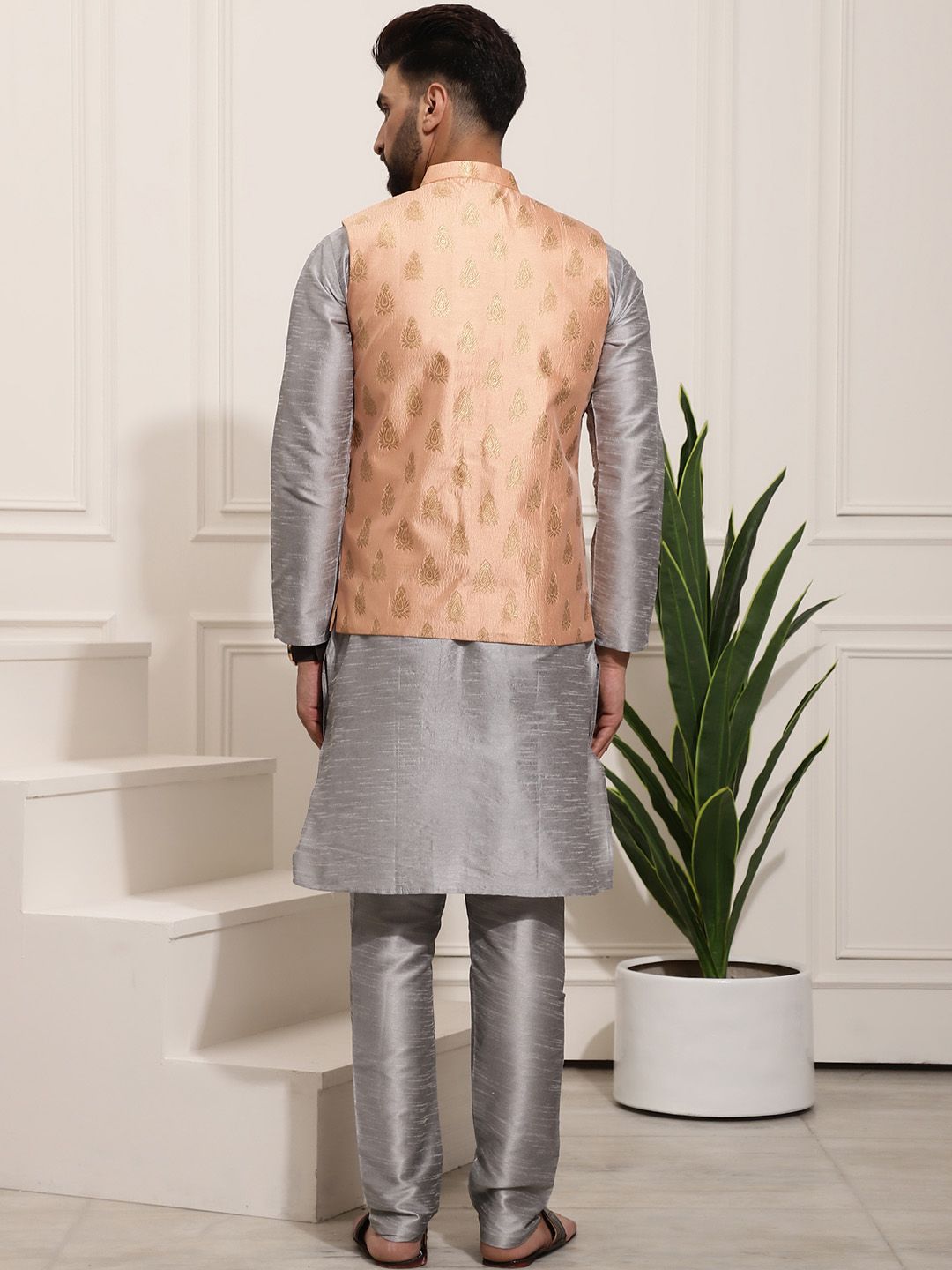 SOJANYA Kurta Rekaan Tenunan Lelaki dengan Churidar dengan Jaket Nehru