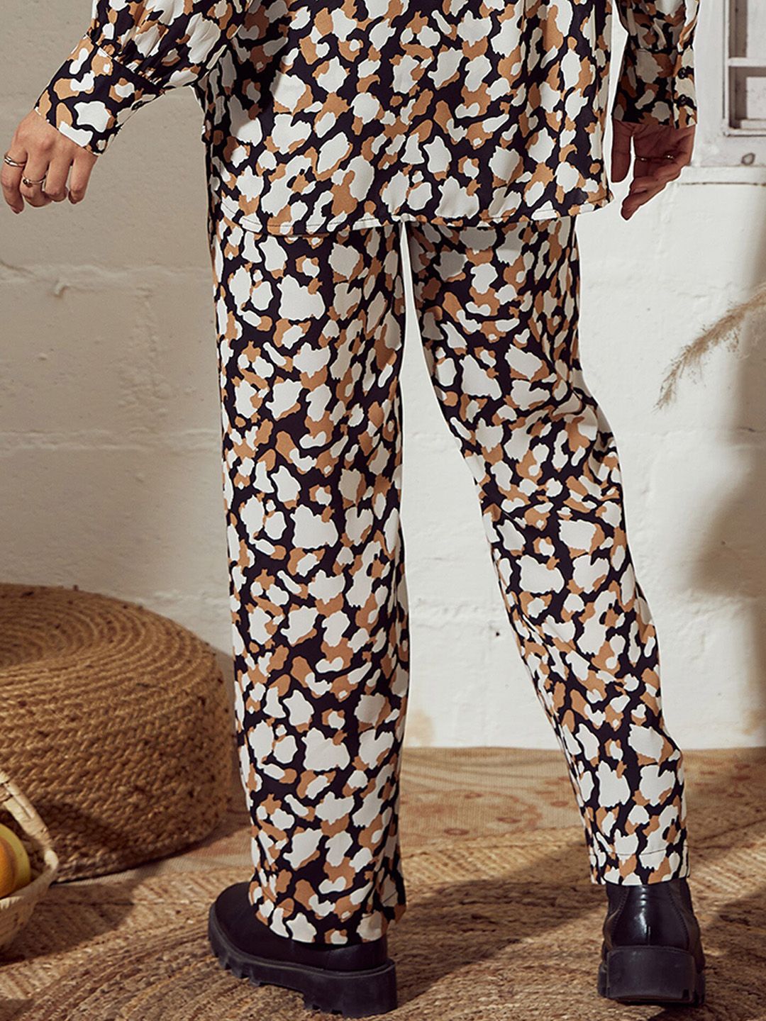 SASSAFRAS Women Beige Abstract Printed Mid-Rise Straight Trousers