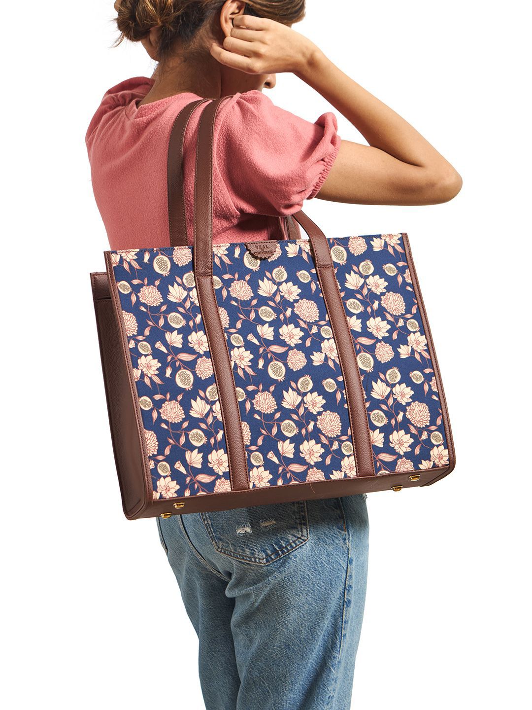 TEAL BY CHUMBAK Floral Printed Shopper Handheld Bag