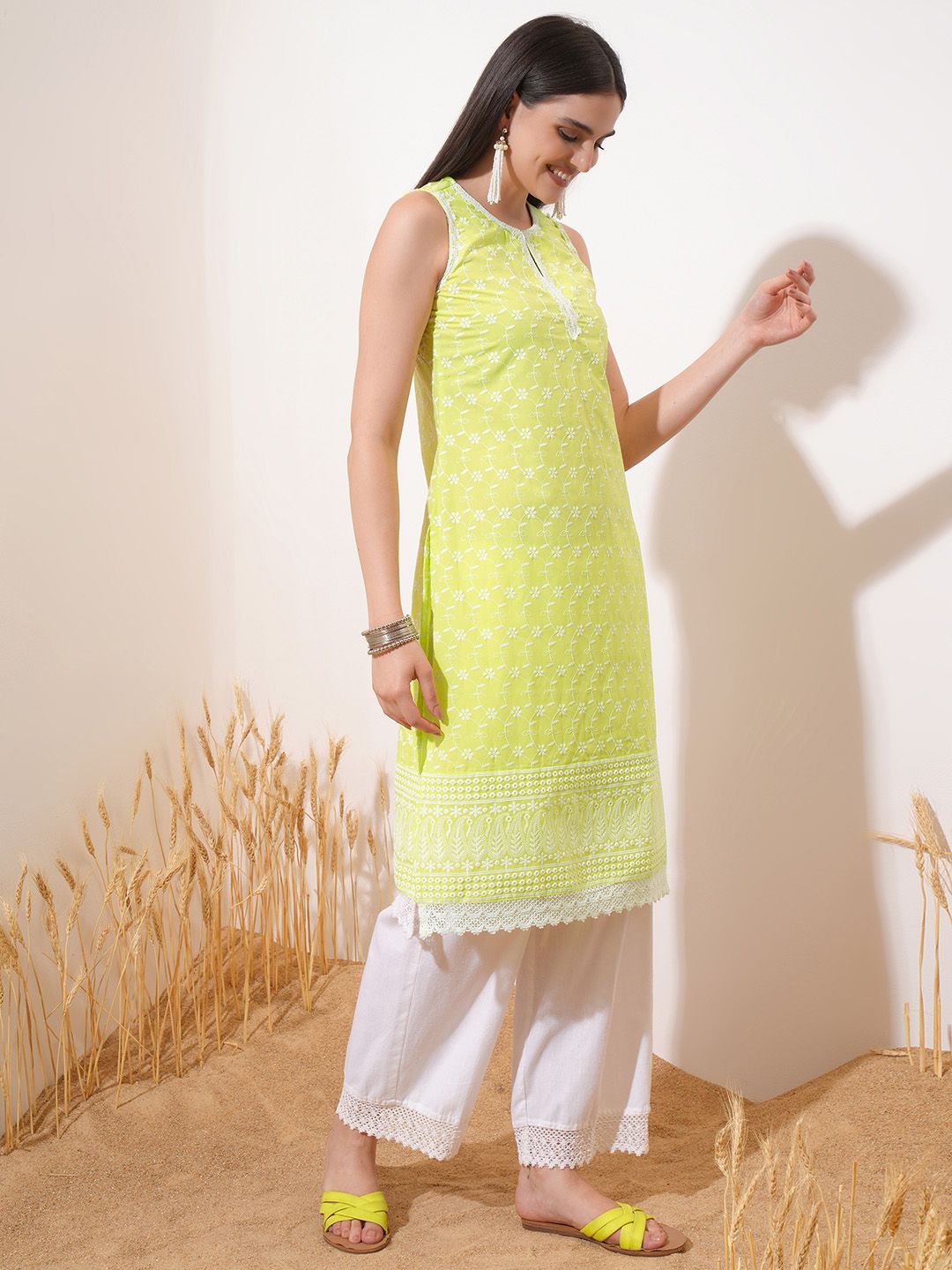 Vishudh Green Ethnic Motifs Embroidered Keyhole Neck Thread Work Straight Kurta