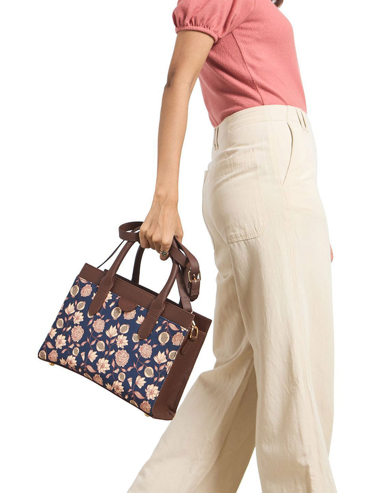 TEAL BY CHUMBAK Women Floral Printed Tote Bag