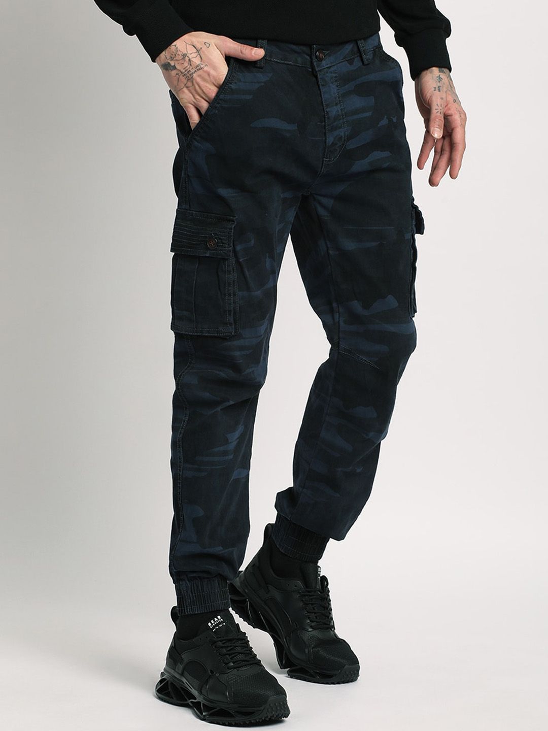 THE BEAR HOUSE Men Camouflage Printed Mid-Rise Regular Fit Cargos Trousers