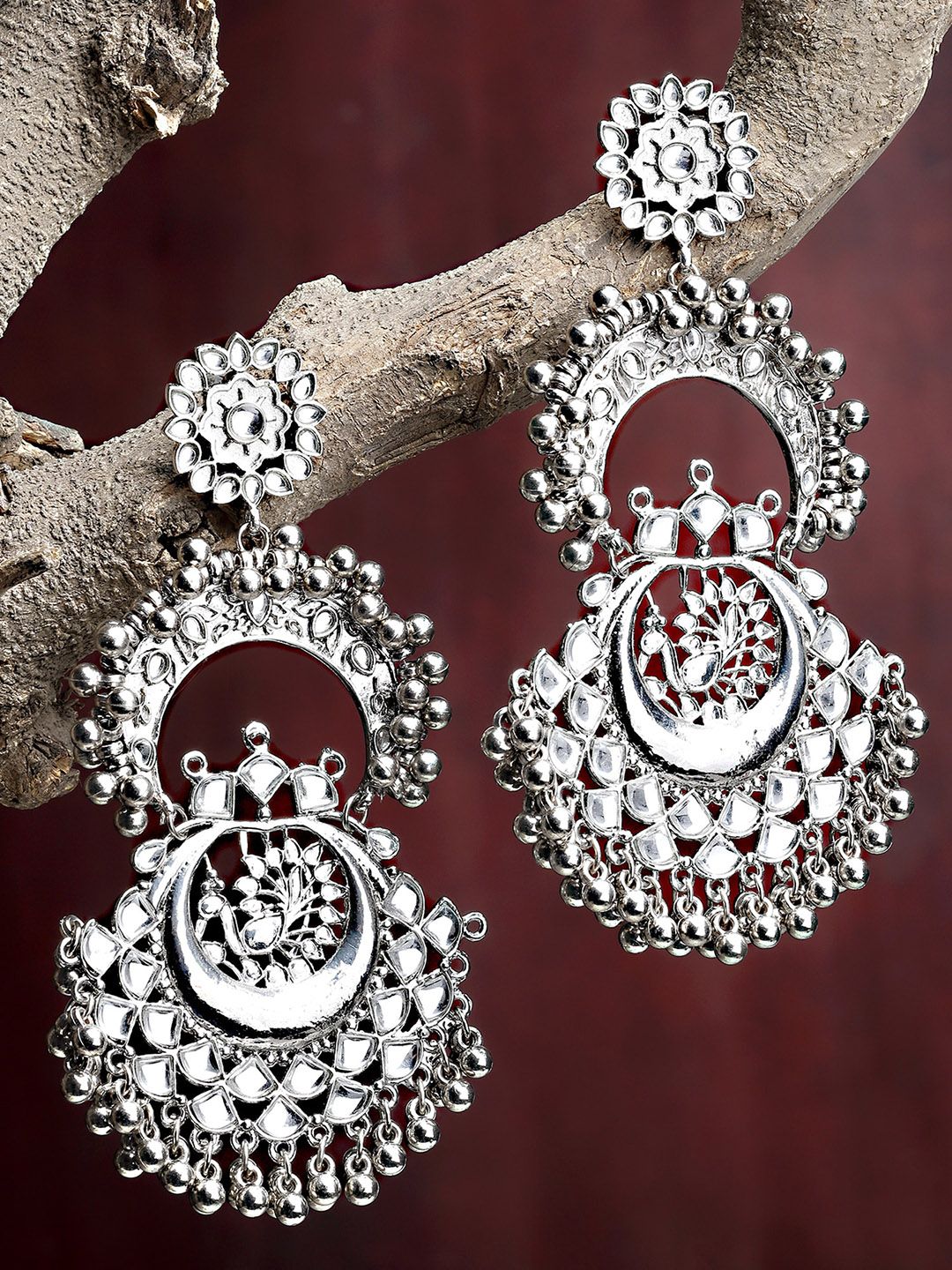 Anting-anting Chandbalis klasik Karatcart Silver & White