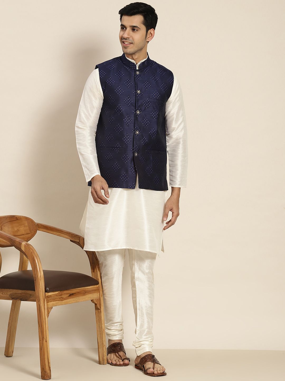 SOJANYA Kurta Rekaan Tenunan Lelaki dengan Churidar dengan Jaket Nehru