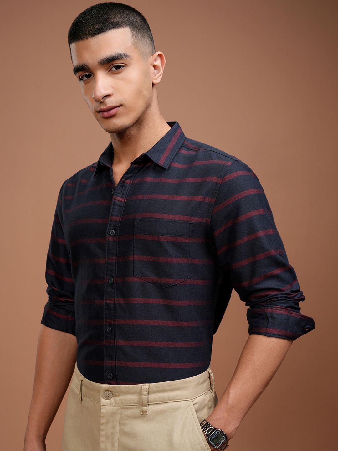 Highlander Men Navy Blue & Maroon Slim Fit bergaris baju kasual