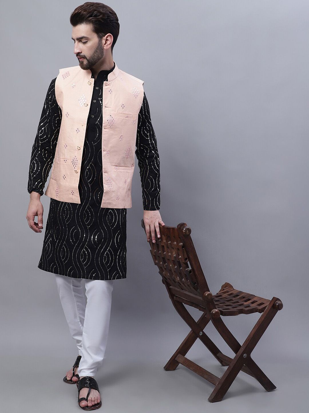 SOJANYA Kurta Labuci Sulam Leheriya dengan Jaket Churidar & Nahru