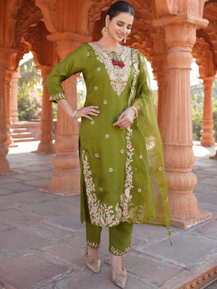 Kalini Wanita Bersulam Lurus Kurta Set