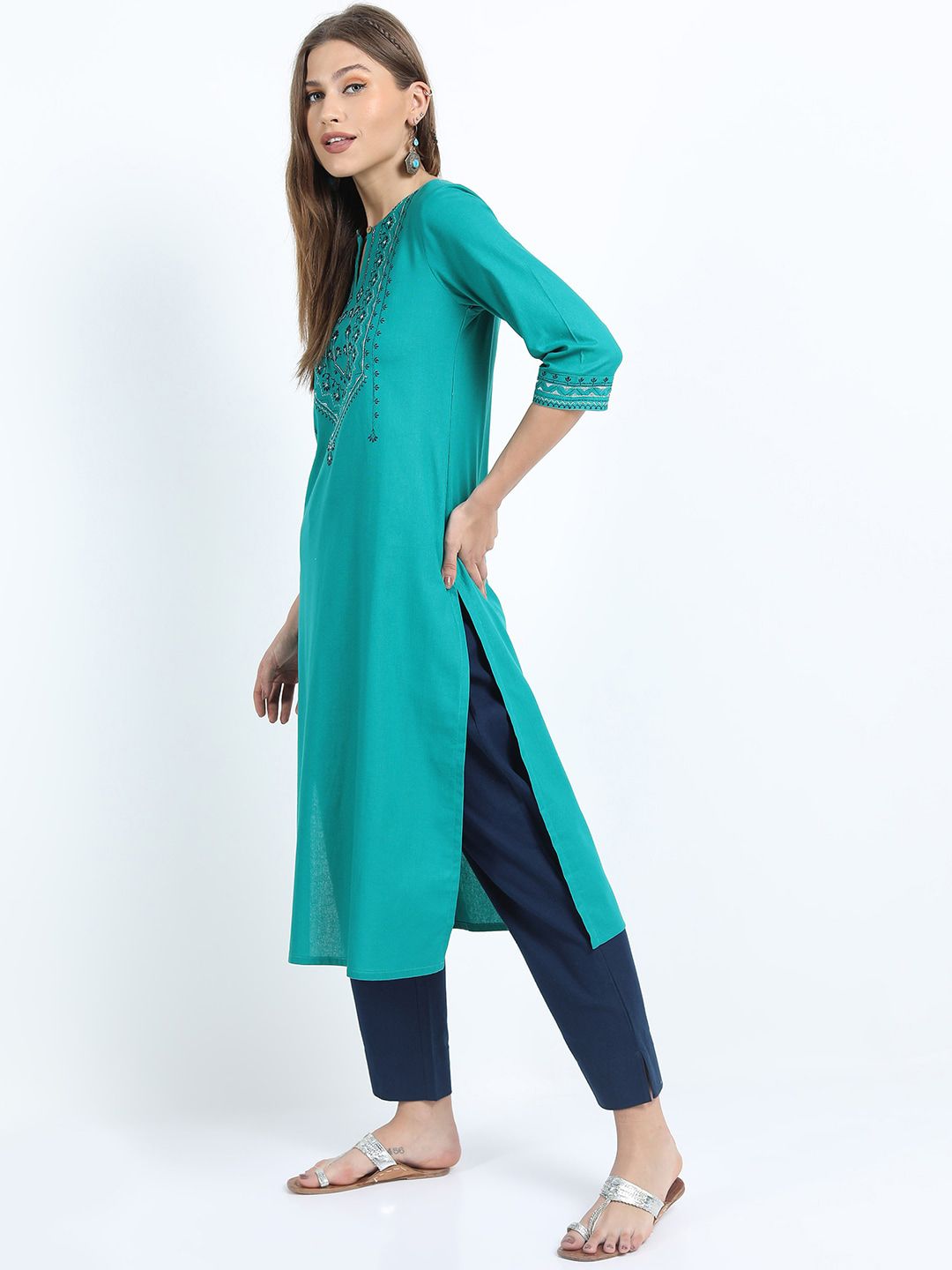 Vishudh Women Blue Floral Embroidered Thread Work Kurta