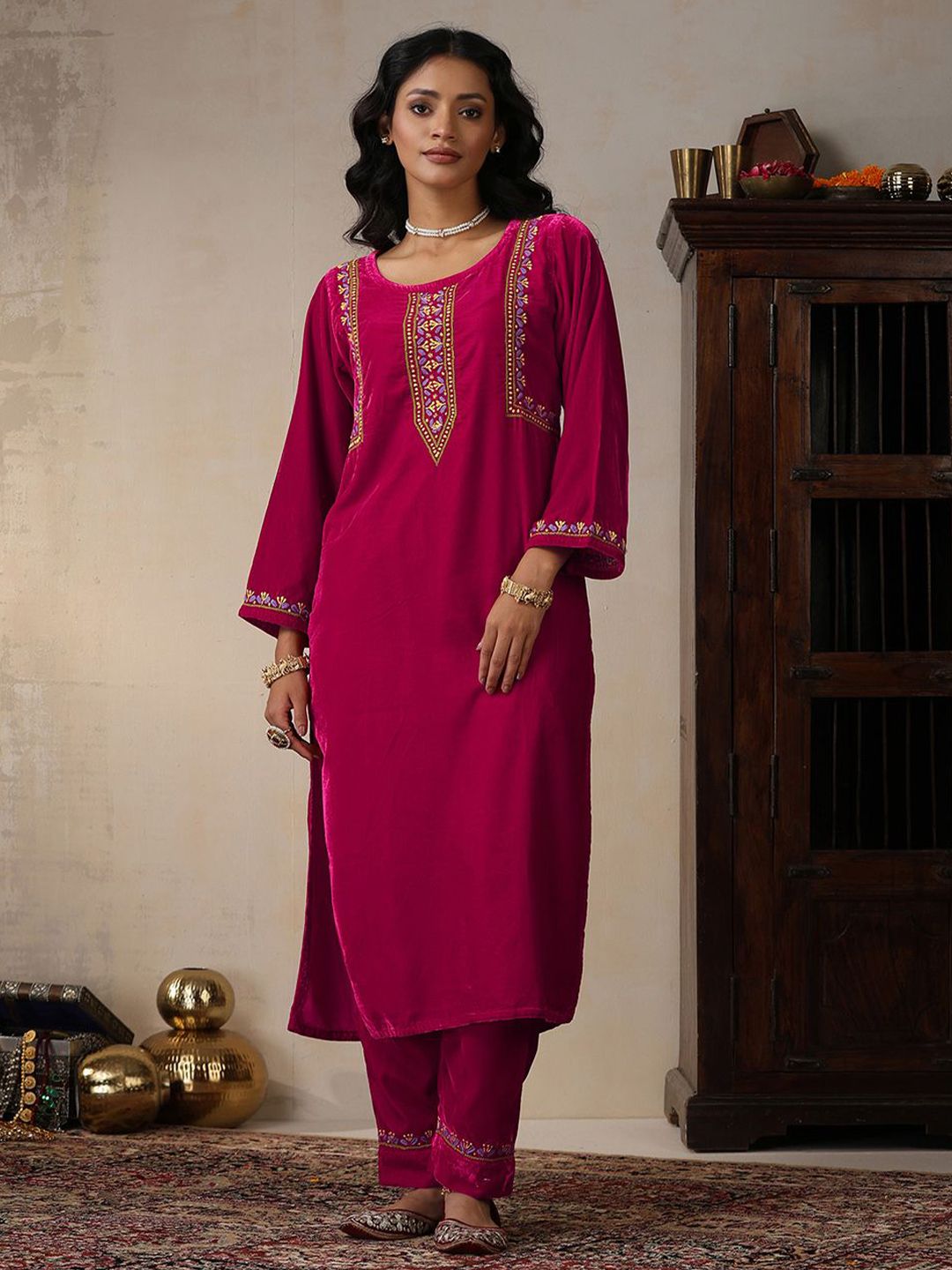 House of Chikankari Women Pink Velvet Chikankari Embroidered Kurta Set