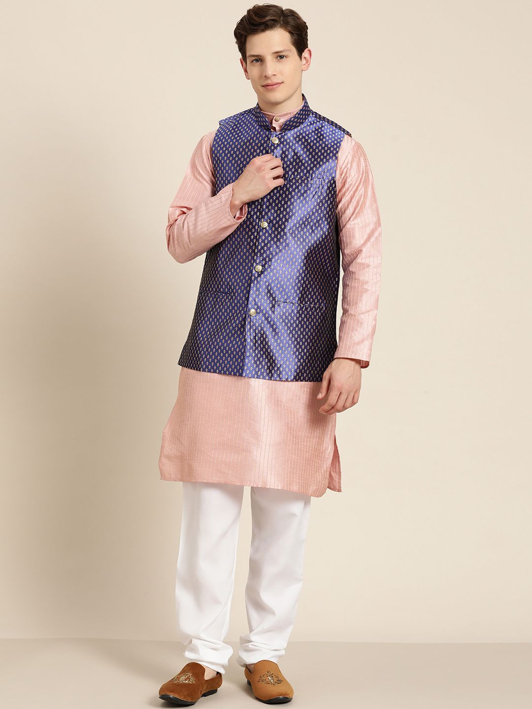SOJANYA Men Pink & Beige Thread Work Straight Kurta Churidar dengan Jaket Nehru