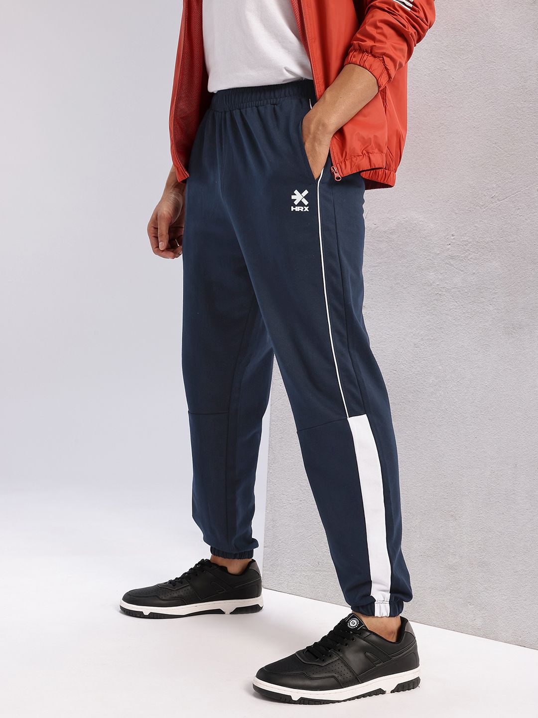 HRX by Hrithik Roshan Men Contrast Piping Mid-Rise Lifestyle Joggers