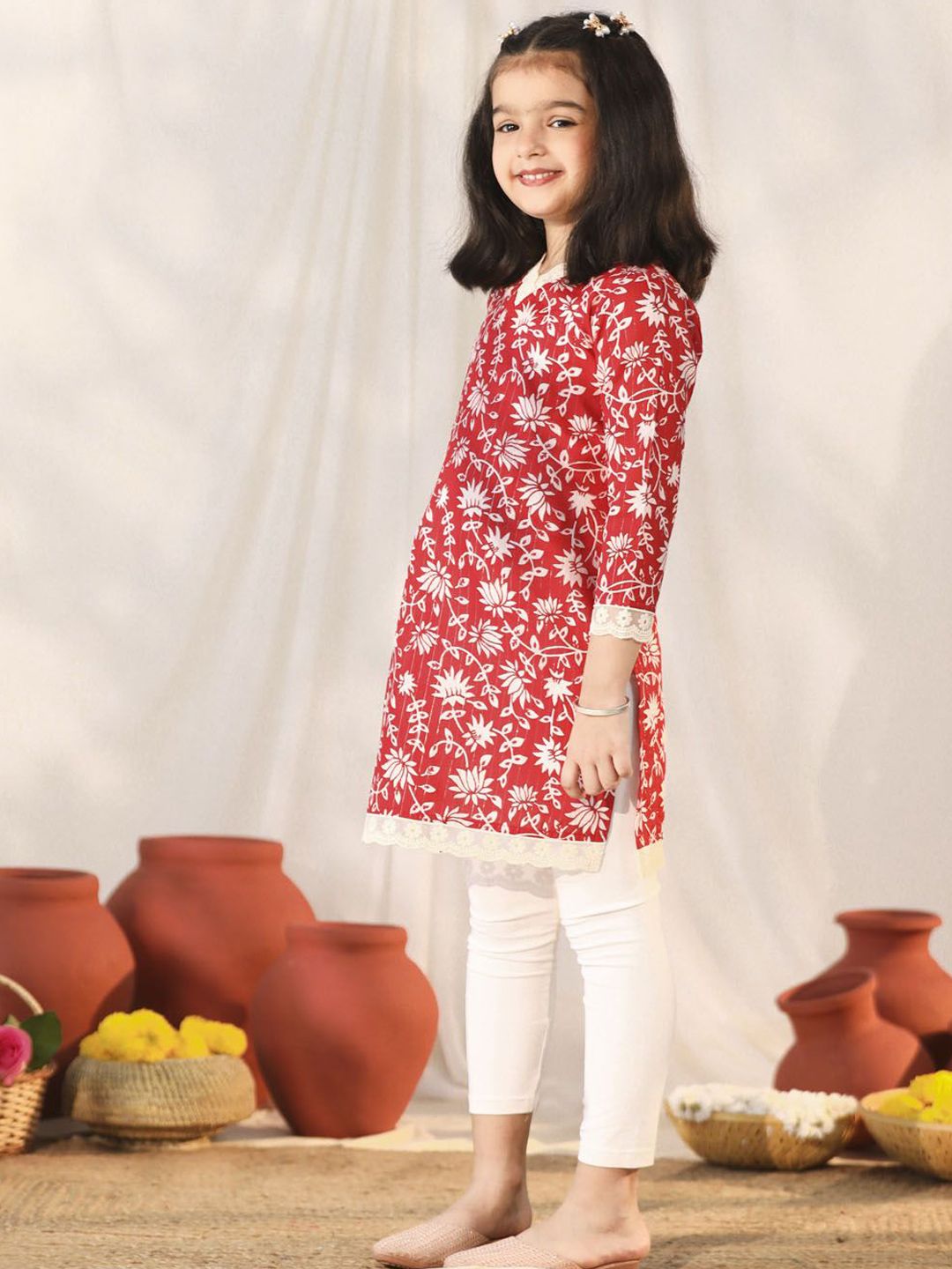 VASTRAMAY Girls Floral Printed V-Neck Pure Cotton Straight Kurta with Leggings