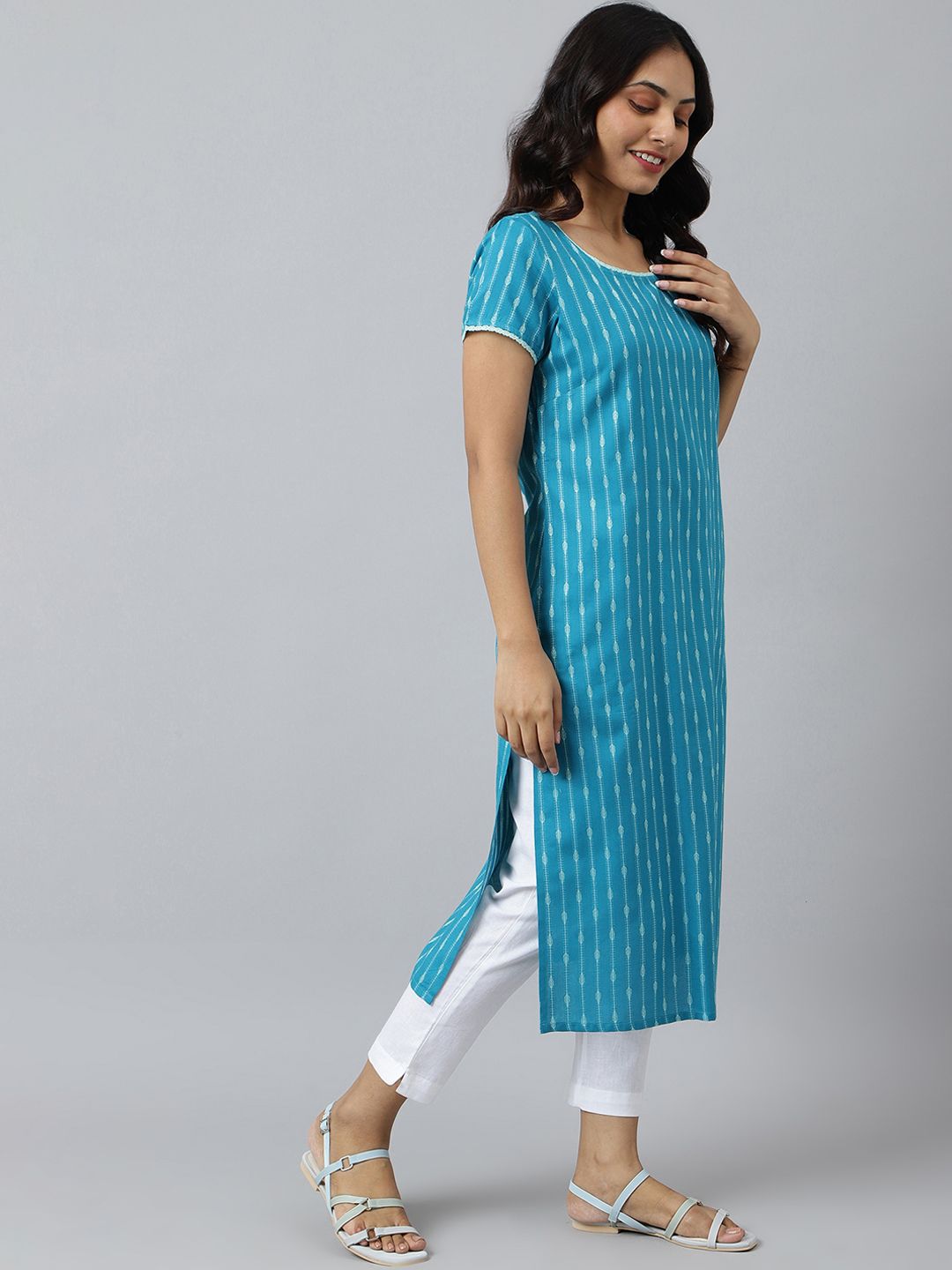 Aurelia Women Green Geometric Print Rayon Straight Kurta
