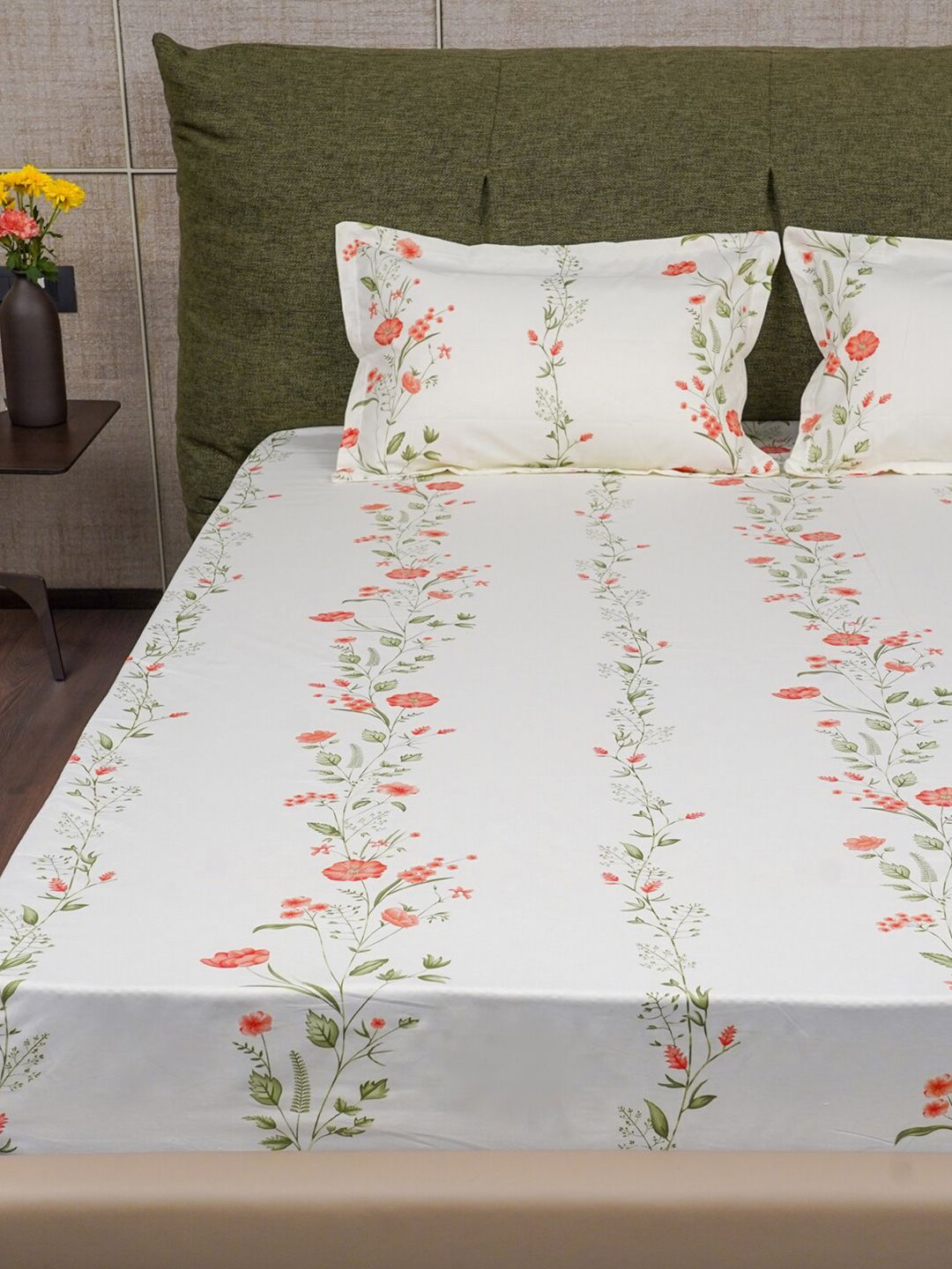 URBAN SPACE Peach-Coloured Printed Cotton 200 TC Queen Bedsheet With 2 Pillow Covers
