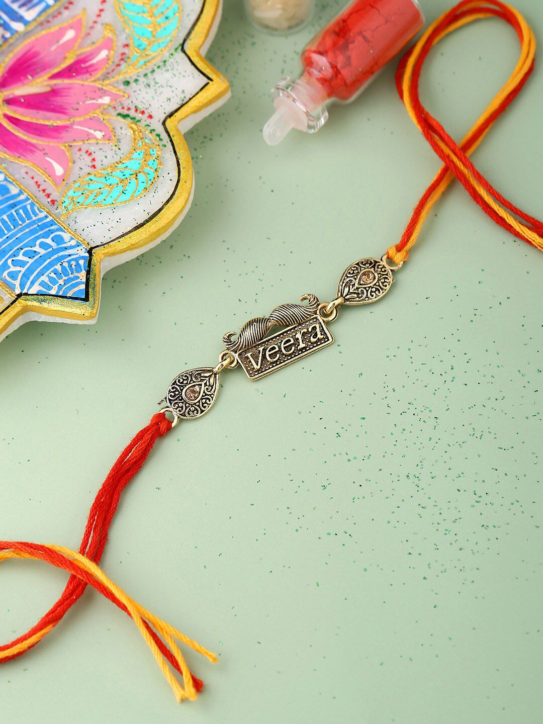 Pereka Antik Voylla Veera Rakhi dengan Pek Roli Chaawal