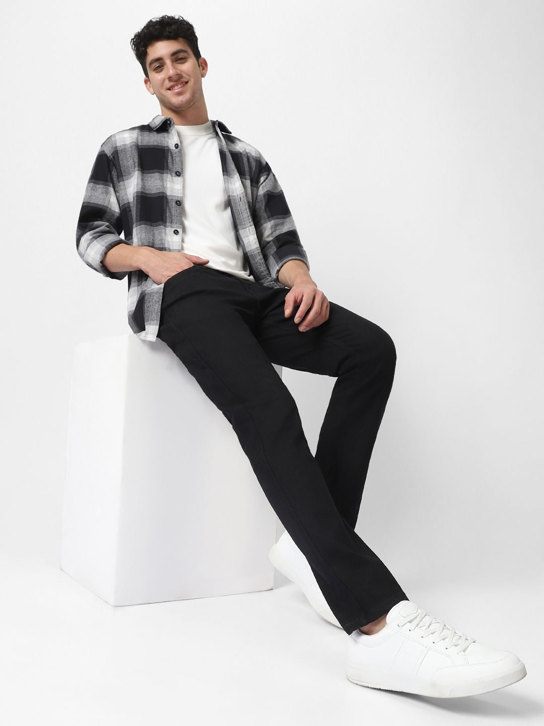 Urbano Fashion Men Black Slim Fit Mid-Rise Clean Look Stretchable Jeans