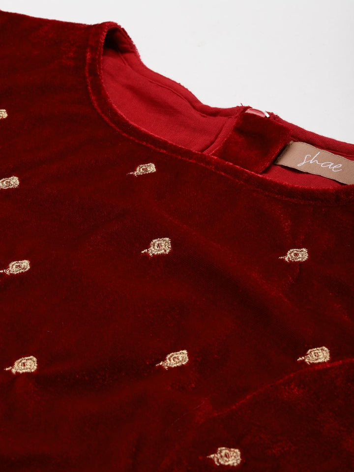 Shae by SASSAFRAS Maroon & Gold-Toned Embroidered Velvet Regular Crop Top