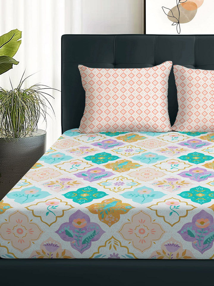 Story@home White & Peach-Coloured 180 TC Queen Bedsheet With 2 Pillow Covers