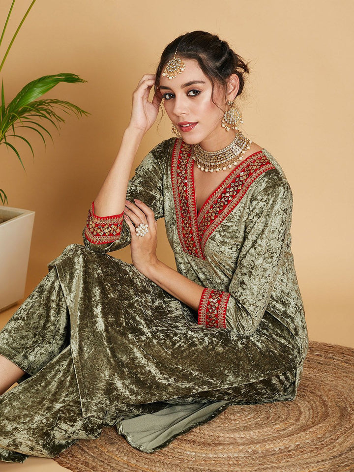 Shae by SASSAFRAS Thread Work Velvet Straight Kurta