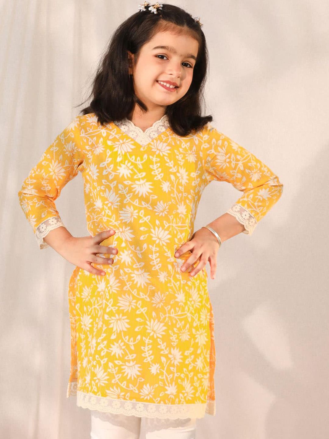 VASTRAMAY Girls Floral Printed Gotta Patti Cotton Straight Kurta