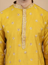 Anouk Kolar Mandarin Sulam Lengan Panjang Kurta Labuci dengan Churidar