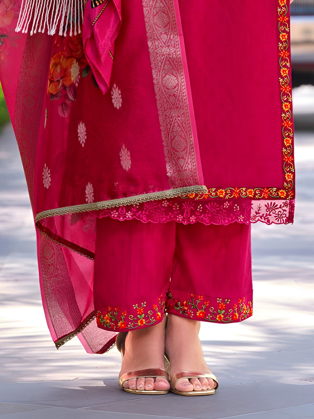 Varanga Women Floral Embroidered Regular Thread Work Kurta with Trousers & With Dupatta