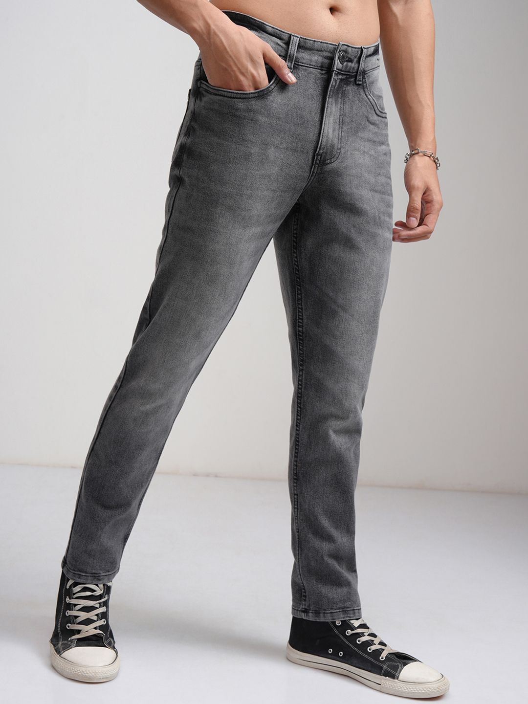 HIGHLANDER Men Grey Tapered Fit Mid-Rise Clean Look Jeans