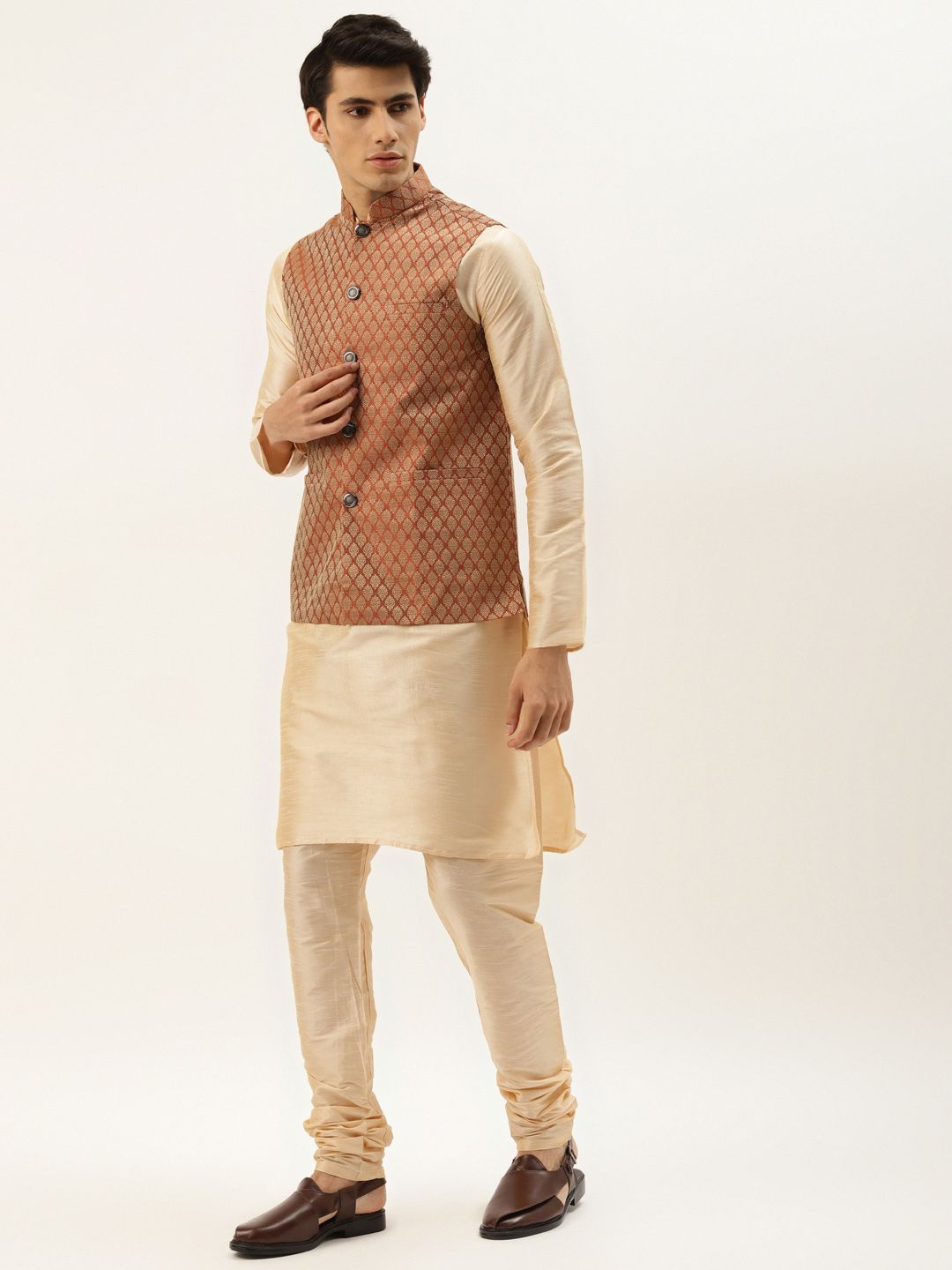 SOJANYA Men Cream Kurta dengan Jaket Churidar & Nehru