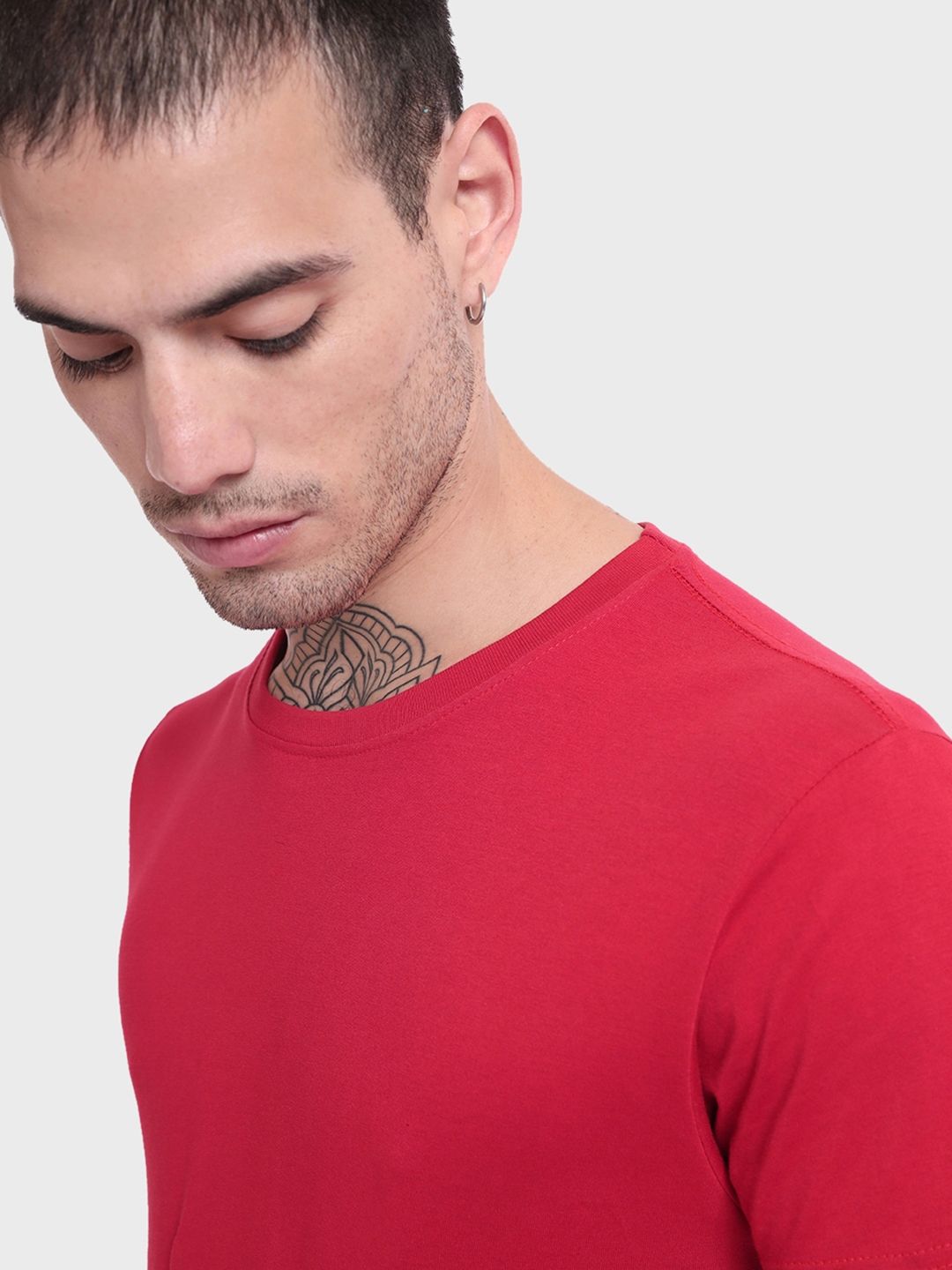 Bewakoof Men Red Solid Round Neck T-shirt
