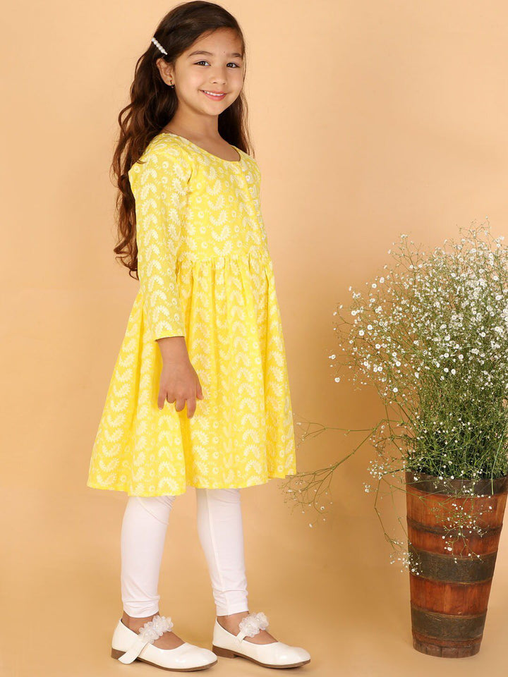 VASTRAMAY Girls Yellow & White Embroidered Chikankari Pure Cotton Kurta & Leggings