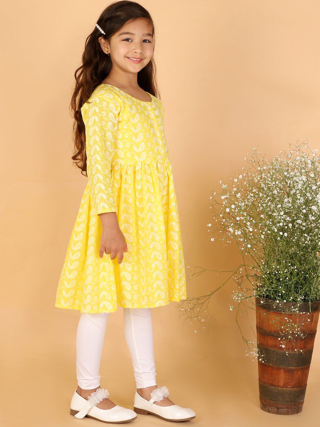 VASTRAMAY Girls Yellow & White Embroidered Chikankari Pure Cotton Kurta & Leggings