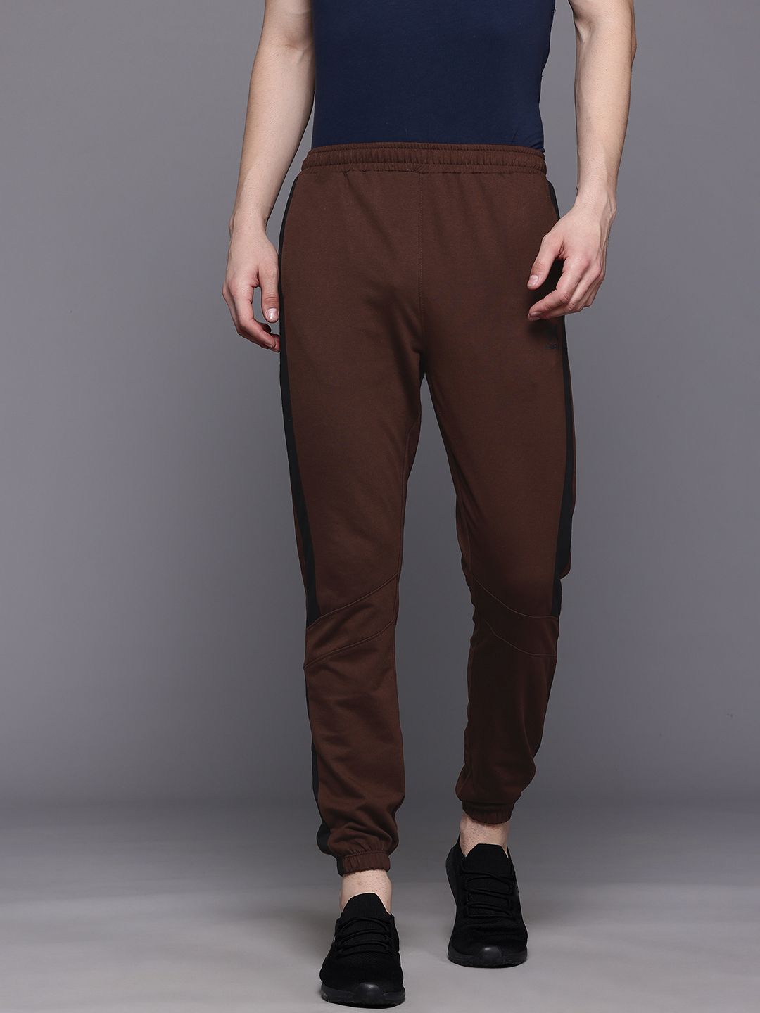 HRX by Hrithik Roshan Men Mid-Rise Regular Fit Lifestyle Joggers with Side Stripe