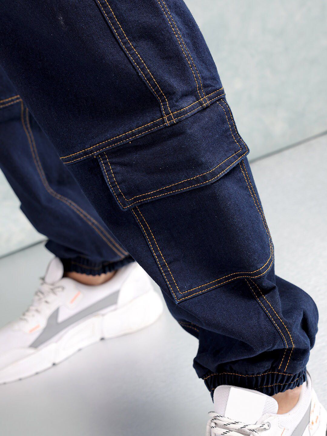 The Indian Garage Co Men Mid-Rise Loose Fit Contrast Stitch Stretchable Cargo Jogger Jeans