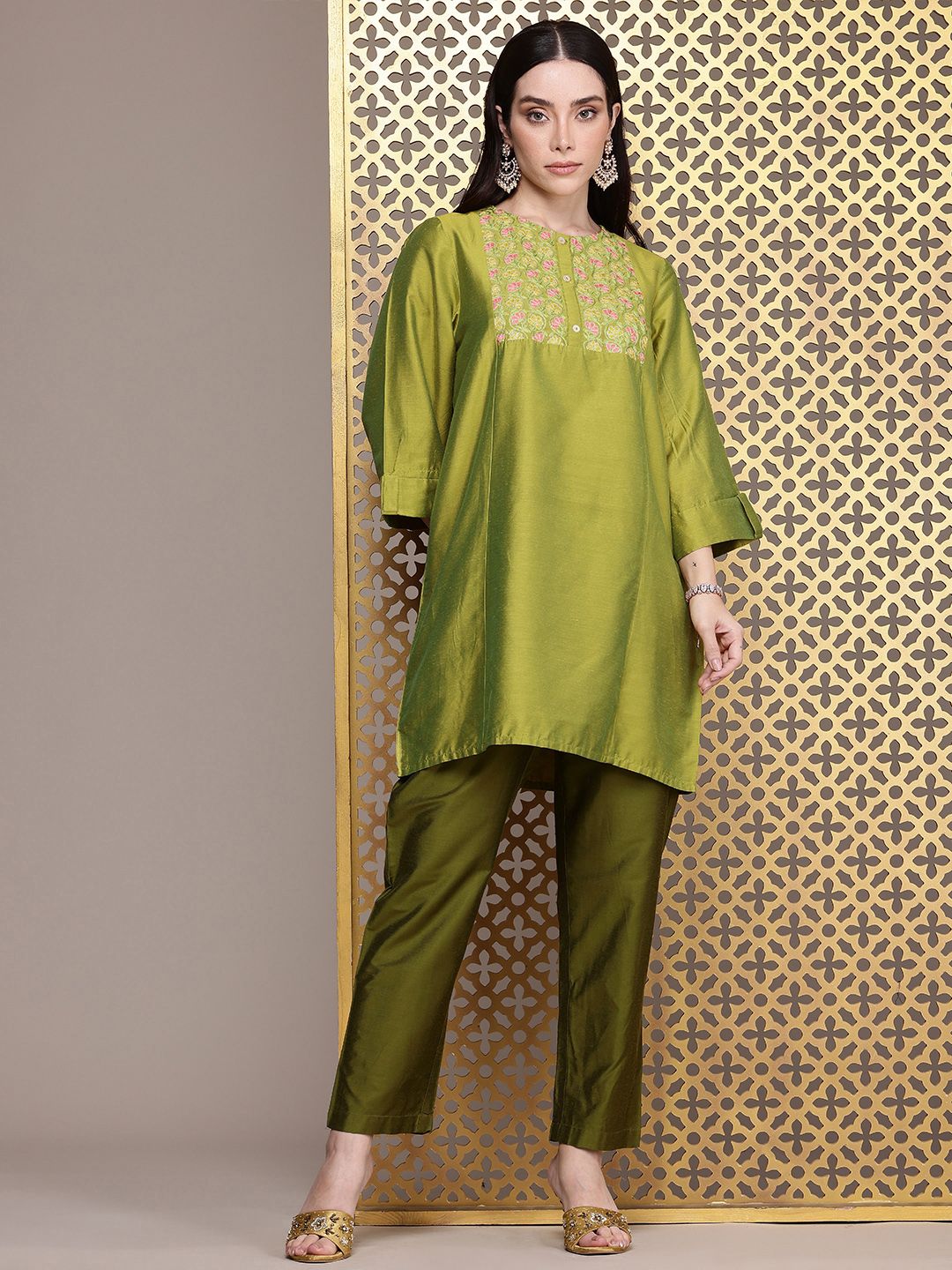 House of Pataudi Ethnic Motifs Embroidered Regular Jashn Kurti With Trousers